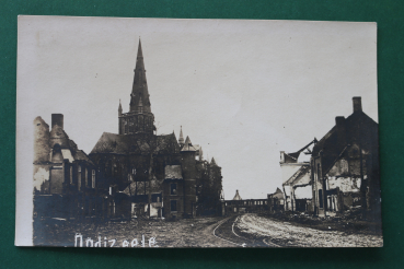 Ansichtskarte Foto AK Dadizeele 1914-1918 Weltkrieg Straße zerstörter Ort Häuser Kirche Gleise Ortsansicht Belgien Belgique Belgie